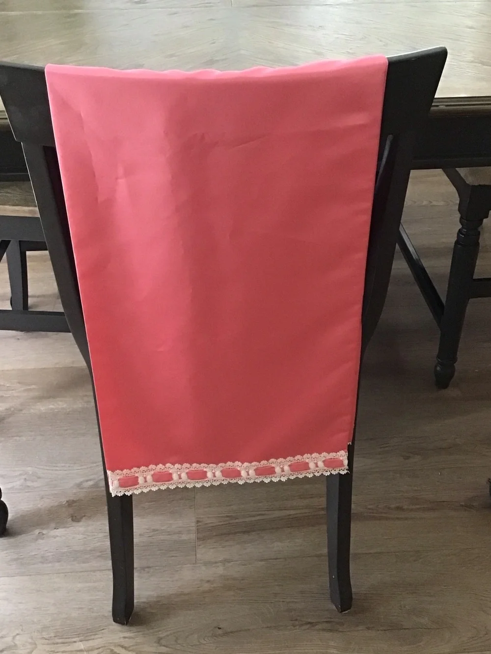 Table runner features a decorative white lace and ribbon trim